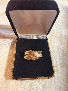 10k Gold Wave Motif Ring -